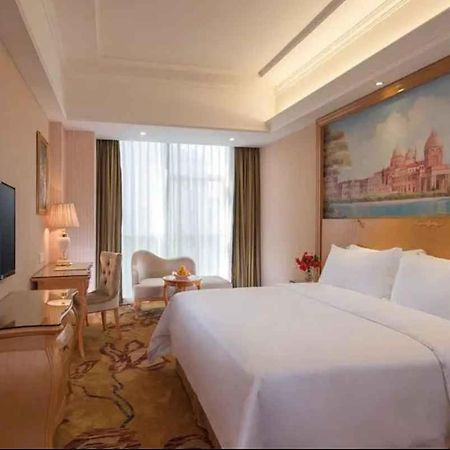 Vienna Hotel Shenzhen Baoneng City Plaza エクステリア 写真